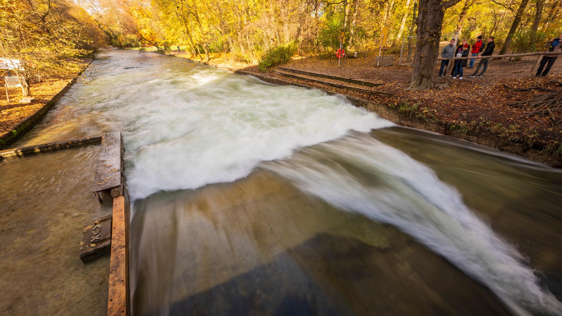 Die Stelle am Rande des Englischen Garten, an der sich normalerweise die Eisbachwelle bildet.