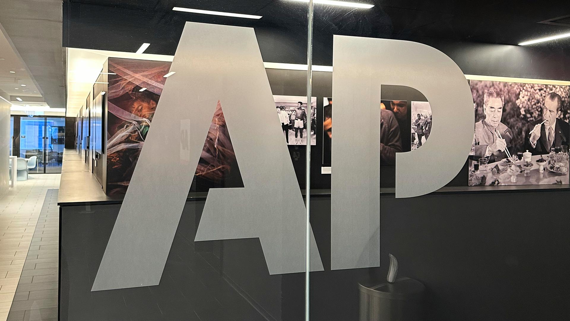 Das Logo der Nachrichtenagentur Associated Press ist im weltweiten Hauptsitz der Nachrichtenorganisation in New York zu sehen. Das Logo der Nachrichtenagentur Associated Press ist im weltweiten Hauptsitz der Nachrichtenorganisation in New York zu sehen.