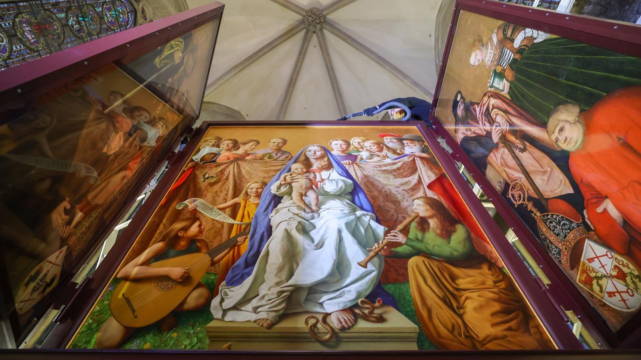 Blick von unten auf den aus mehreren Gemälden bestehenden Altar, der von Lukas Cranach dem Älteren geschaffen wurde.