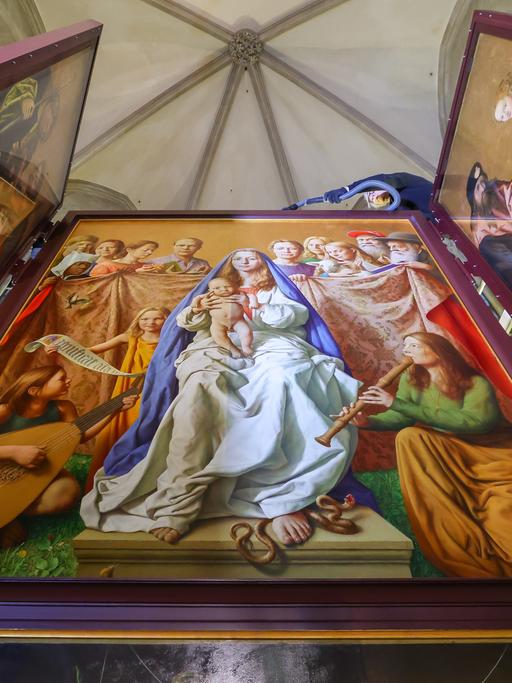 Blick von unten auf den aus mehreren Gemälden bestehenden Altar, der von Lukas Cranach dem Älteren geschaffen wurde.