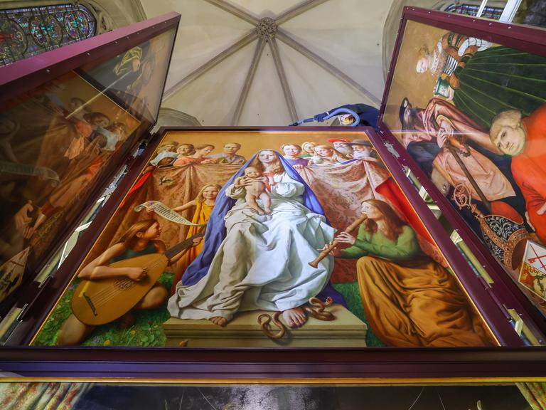 Blick von unten auf den aus mehreren Gemälden bestehenden Altar, der von Lukas Cranach dem Älteren geschaffen wurde.