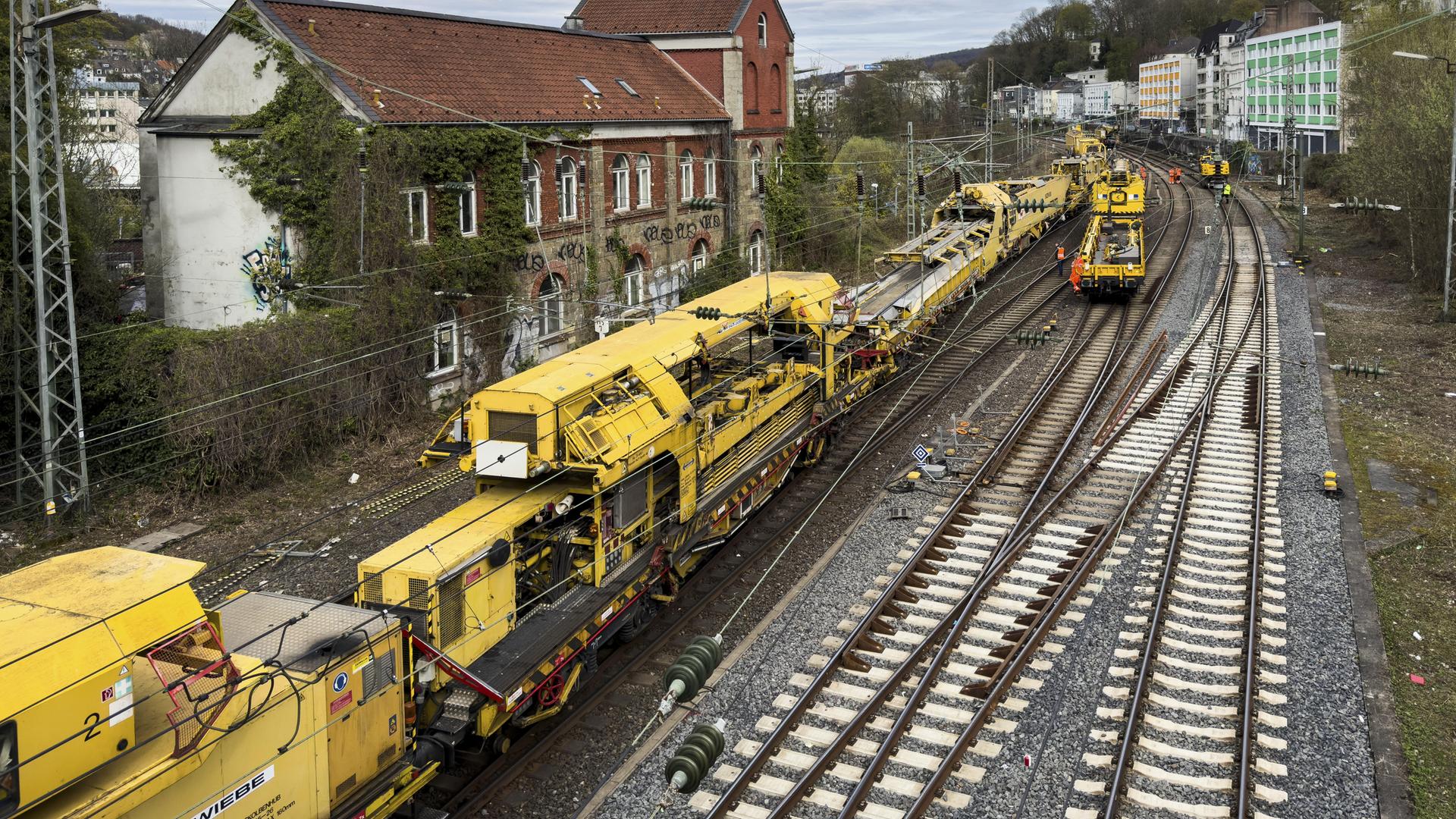 Generalsanierung der Deutschen Bahn auf der Strecke Hagen Wuppertal Köln, Schnellumbaumaschine zur Reinigung des Gleisbetts Generalsanierung der Deutschen Bahn auf der Strecke Hagen Wuppertal Köln, Schnellumbaumaschine zur Reinigung des Gleisbetts