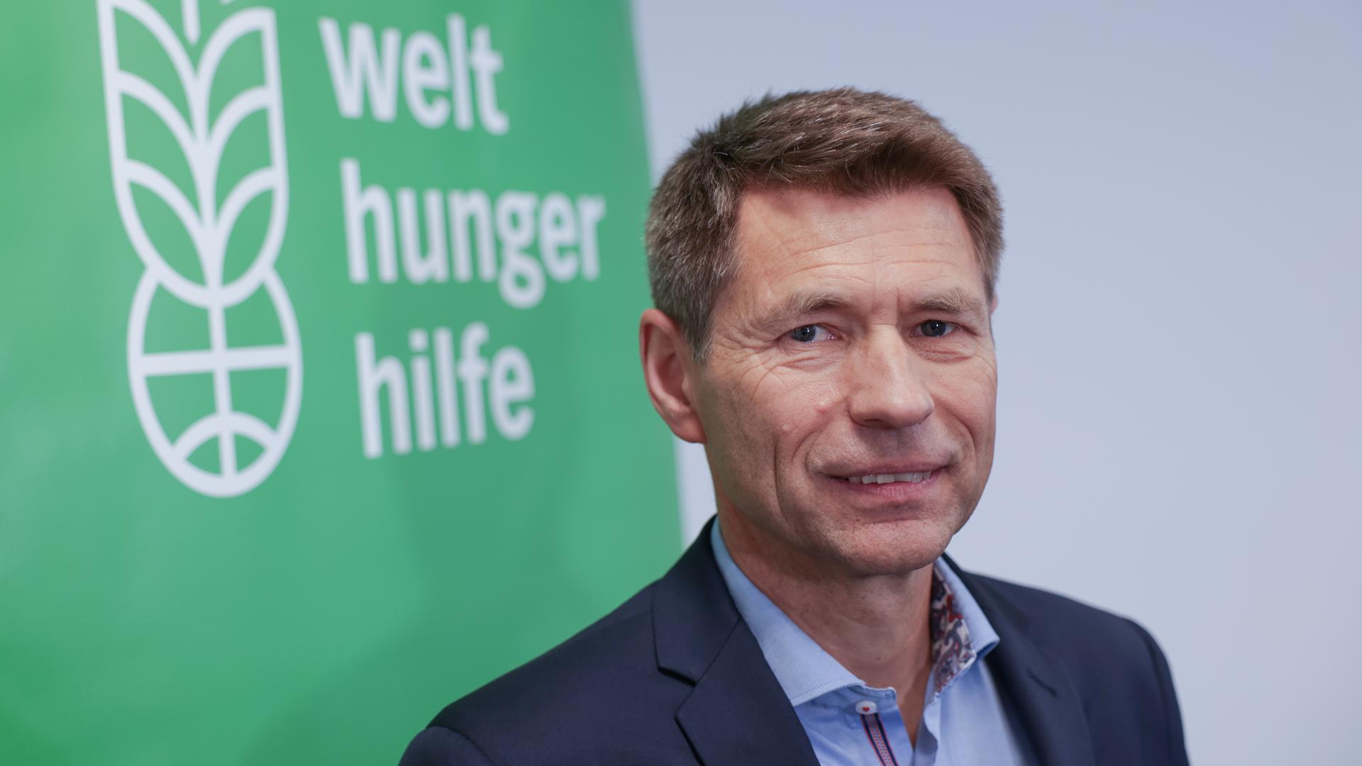 Berlin: Mathias Mogge, steht vor dem Loge der Welthungerhilfe.