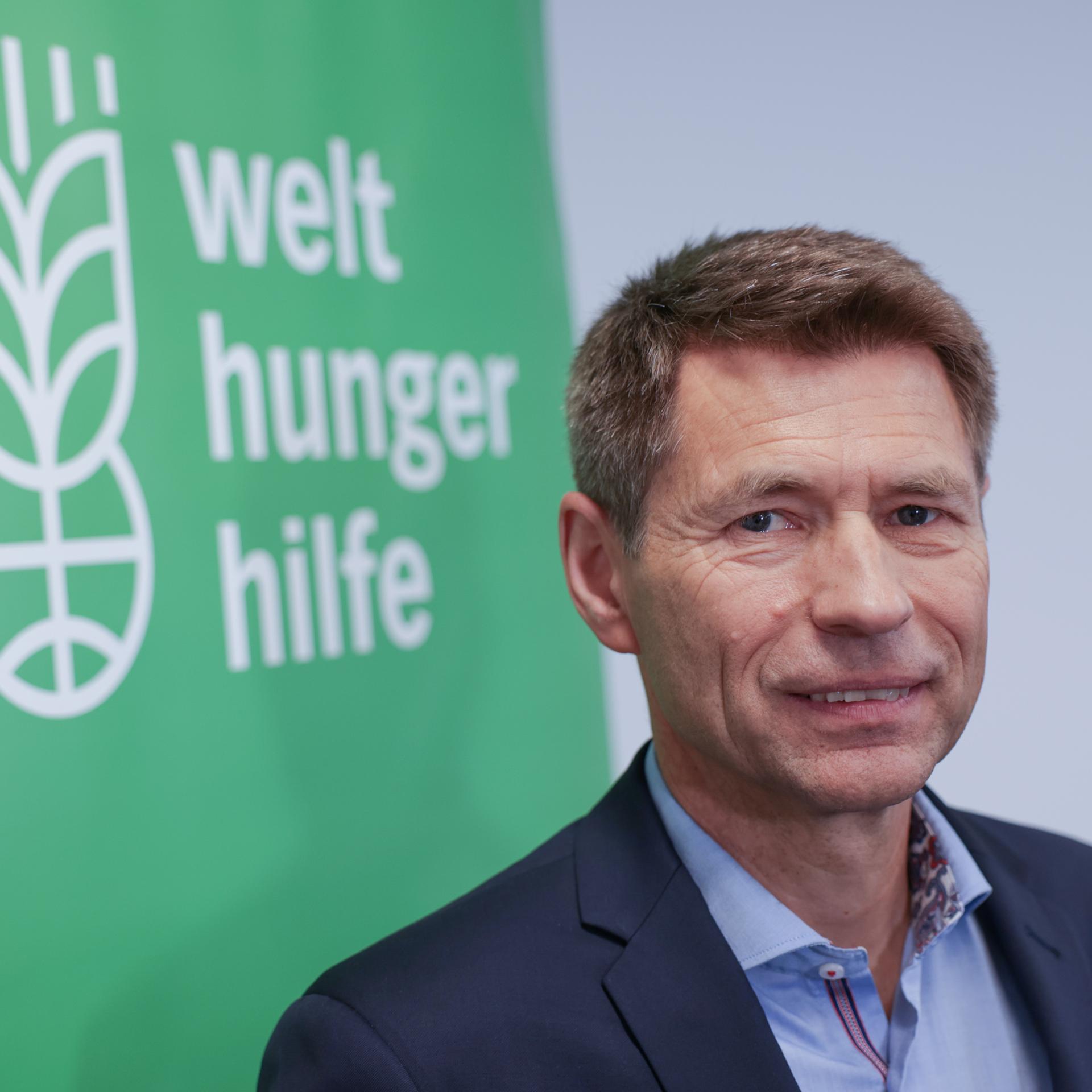 Berlin: Mathias Mogge, steht vor dem Loge der Welthungerhilfe.