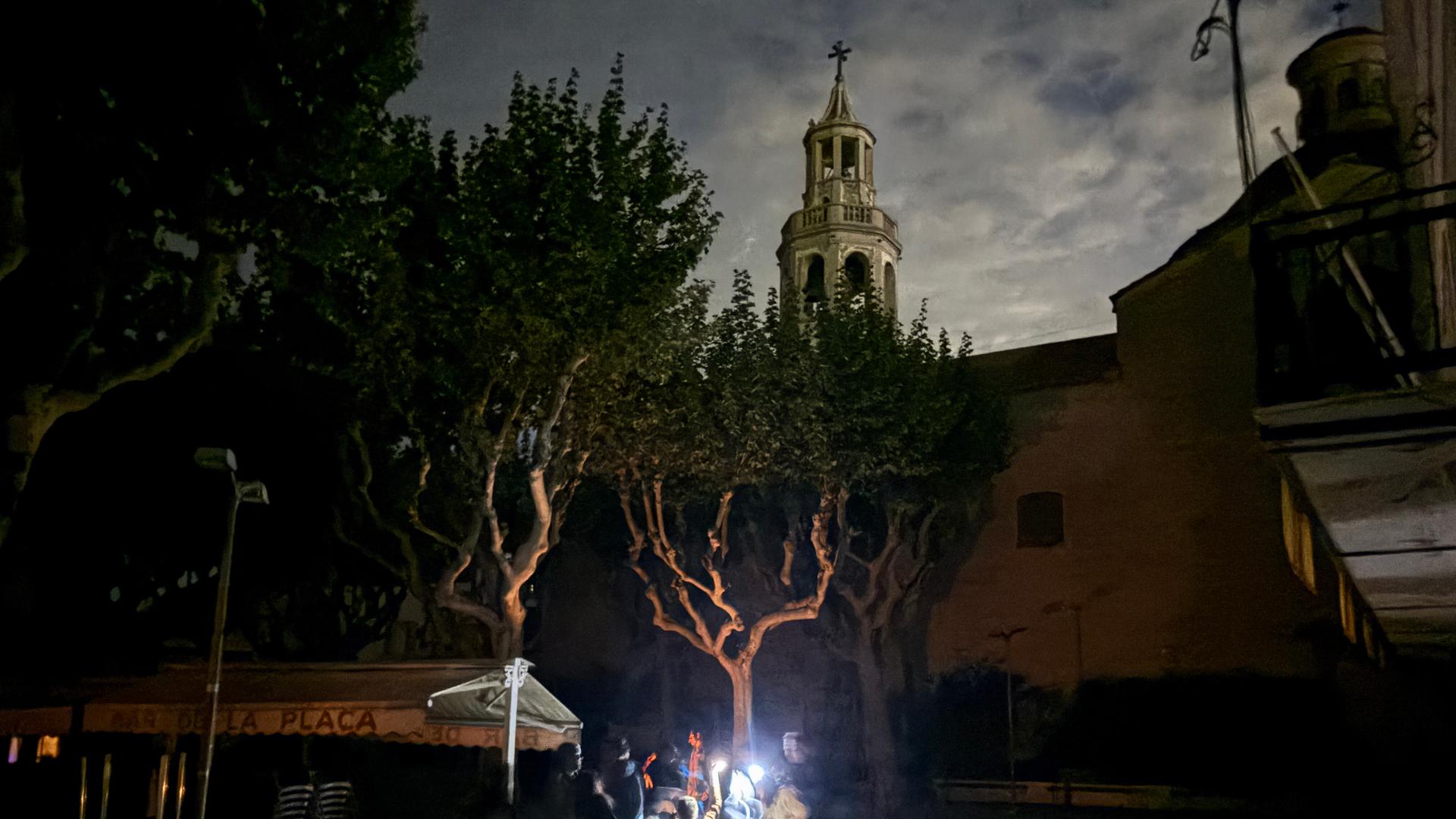 Auf der Placa de l'Ajuntament sitzen die Gäste eines Straßencafés in der Kleinstadt Premià de Mar bei Barcelona an der Kirche "San Cristòfol" bei einem Stromausfall im Licht von Taschenlampen. Auf der Placa de l'Ajuntament sitzen die Gäste eines Straßencafés in der Kleinstadt Premià de Mar bei Barcelona an der Kirche "San Cristòfol" bei einem Stromausfall im Licht von Taschenlampen.