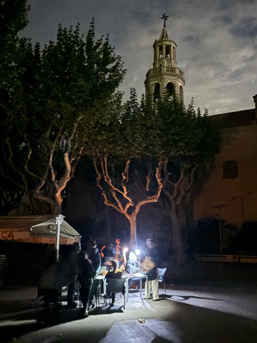 Auf der Placa de l'Ajuntament sitzen die Gäste eines Straßencafés in der Kleinstadt Premià de Mar bei Barcelona an der Kirche "San Cristòfol" bei einem Stromausfall im Licht von Taschenlampen und trinken lauwarmes Bier. 