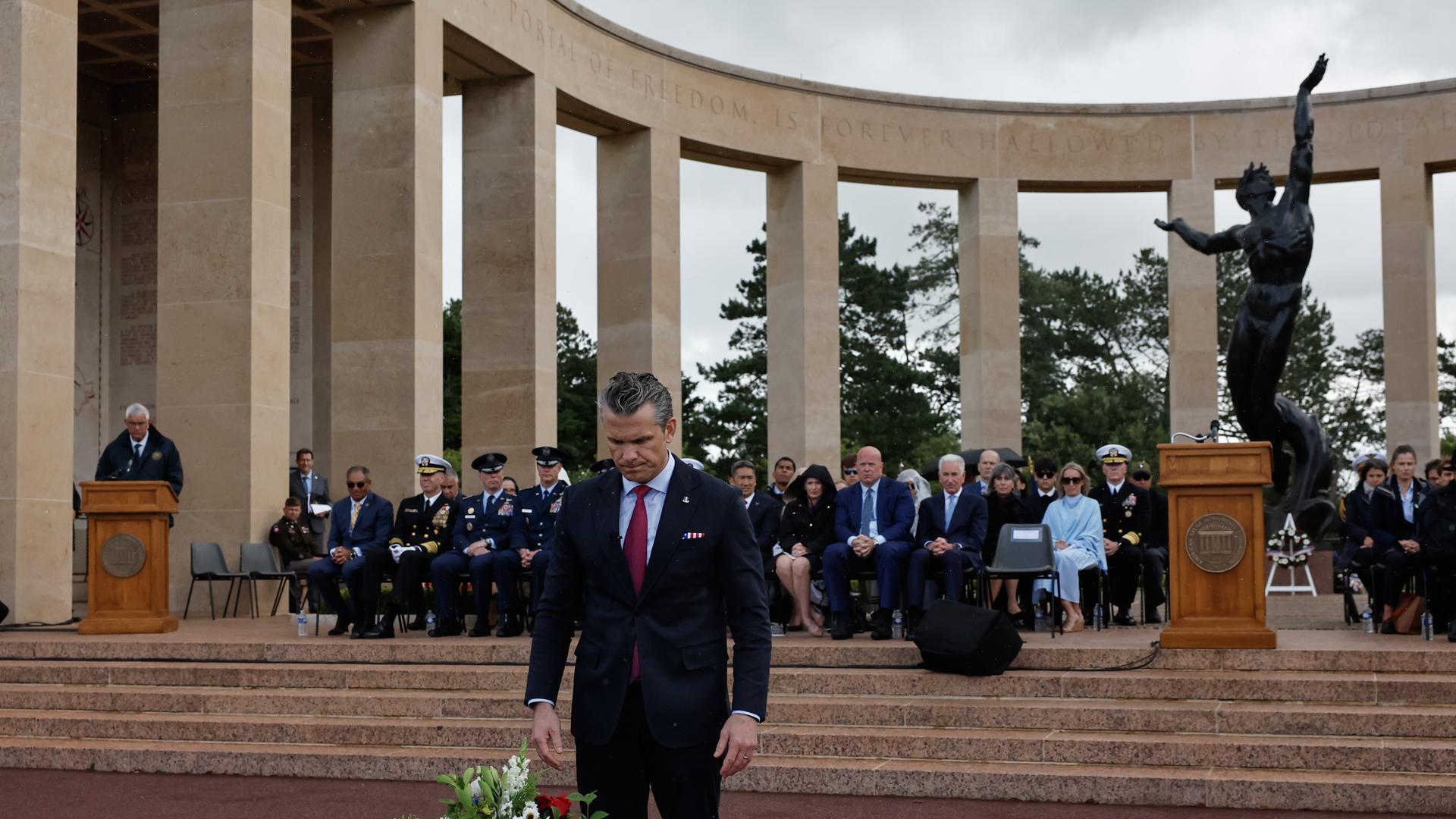 Das Foto zeigt US-Verteidigungsminister Hegseth, der bei einer Gedenkveranstaltung zum D-Day in Colleville-sur-Mer einen Kranz niederlegt Das Foto zeigt US-Verteidigungsminister Hegseth, der bei einer Gedenkveranstaltung zum D-Day in Colleville-sur-Mer einen Kranz niederlegt
