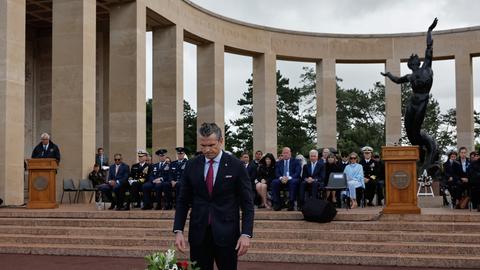 Das Foto zeigt US-Verteidigungsminister Hegseth, der bei einer Gedenkveranstaltung zum D-Day in Colleville-sur-Mer einen Kranz niederlegt 