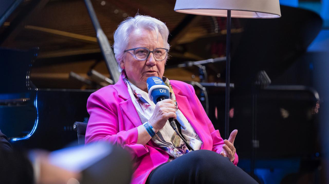 Das Foto zeigt Annette Schavan beim Forum für Journalismuskritik in Köln.