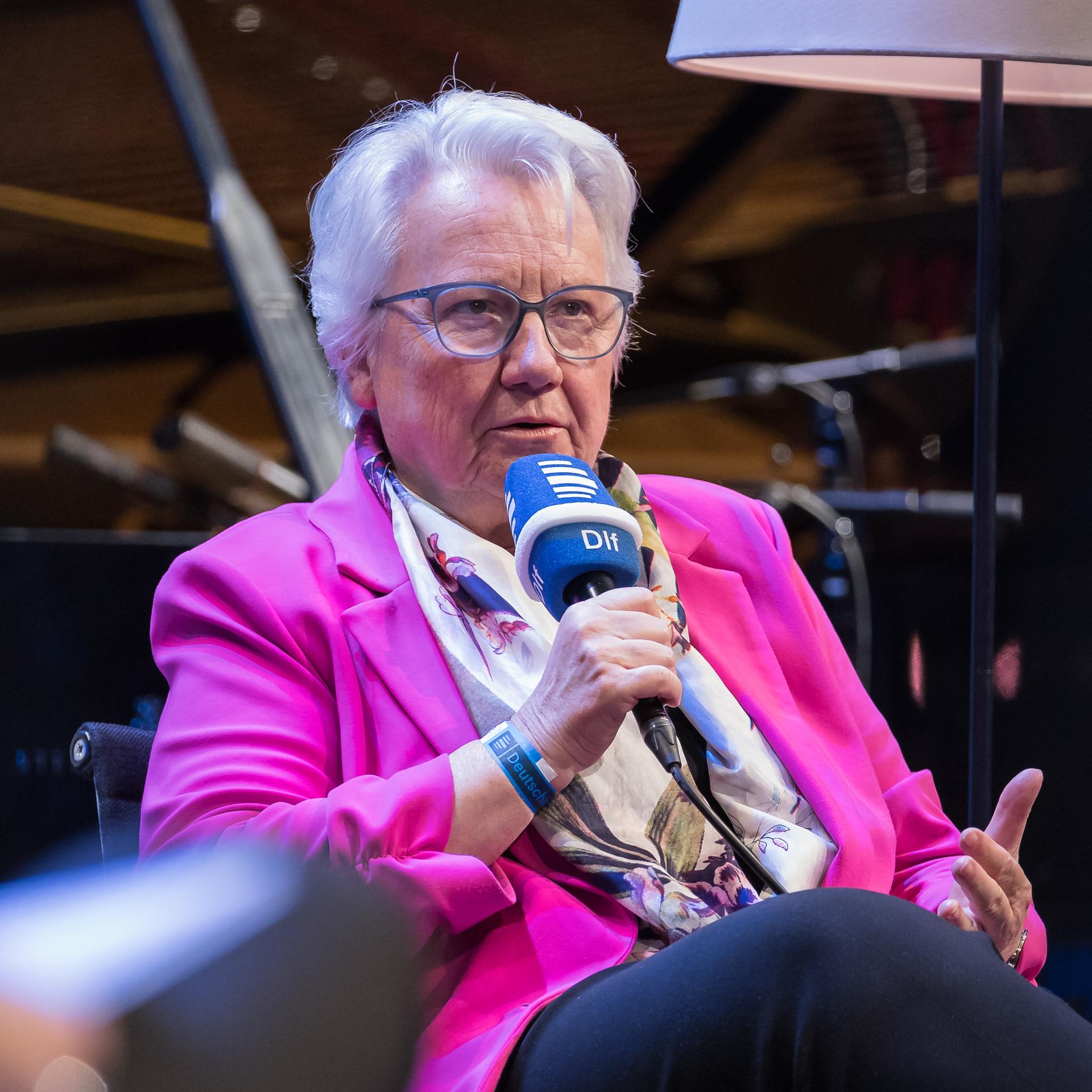 Das Foto zeigt Annette Schavan beim Forum für Journalismuskritik in Köln.