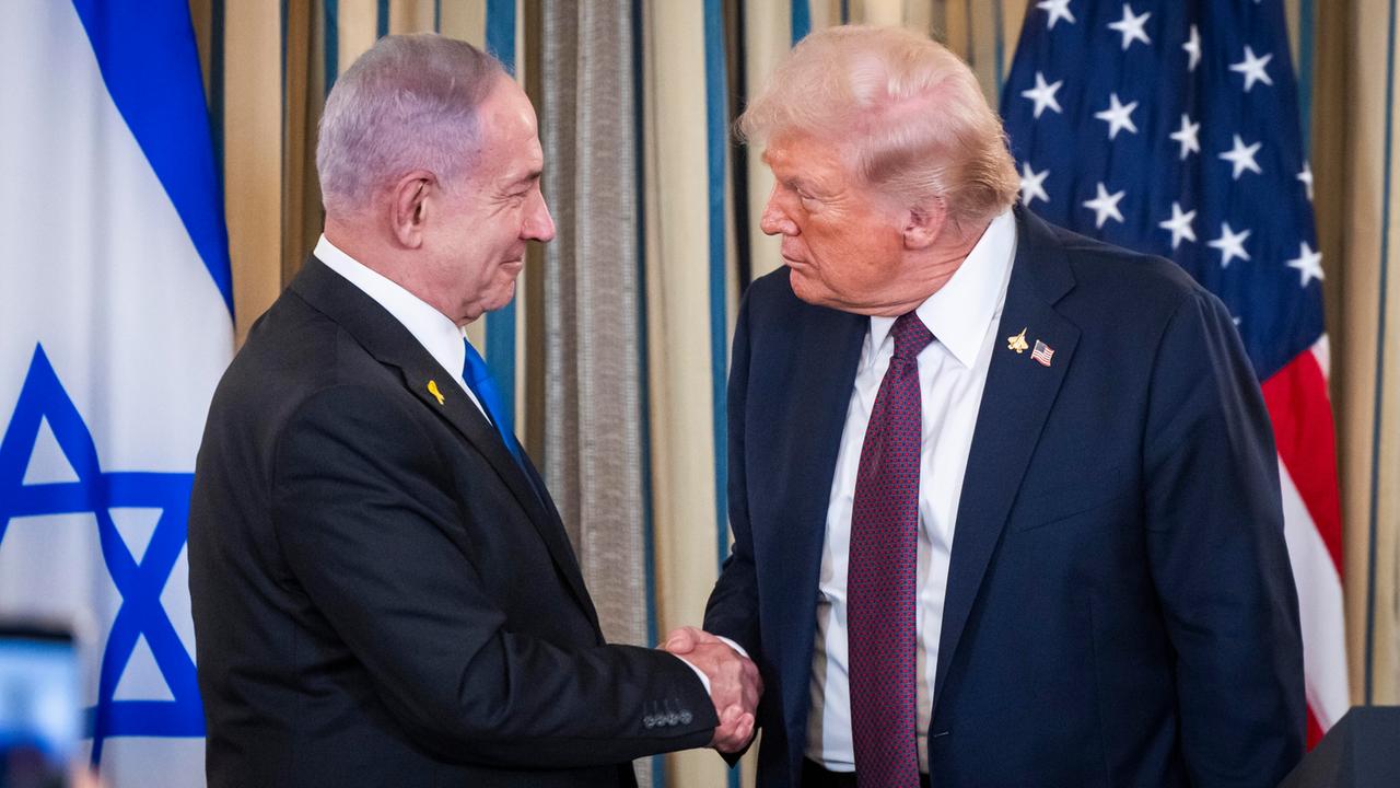 Benjamin Netanjahu und Donald Trump schütteln einander die Hand (am 29.9.2025 im Weißen Haus) Benjamin Netanjahu und Donald Trump schütteln einander die Hand (am 29.9.2025 im Weißen Haus)