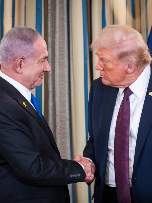 Benjamin Netanjahu und Donald Trump schütteln einander die Hand (am 29.9.2025 im Weißen Haus) Benjamin Netanjahu und Donald Trump schütteln einander die Hand (am 29.9.2025 im Weißen Haus)