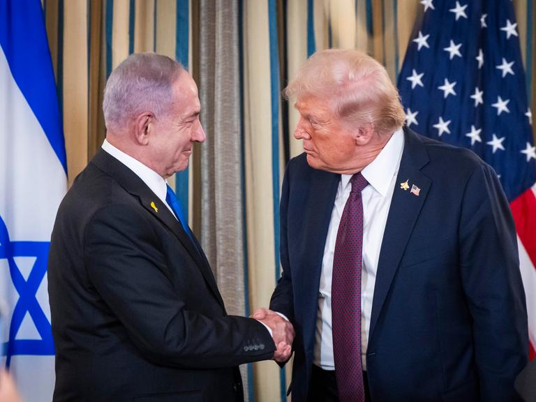 Benjamin Netanjahu und Donald Trump schütteln einander die Hand (am 29.9.2025 im Weißen Haus) Benjamin Netanjahu und Donald Trump schütteln einander die Hand (am 29.9.2025 im Weißen Haus)