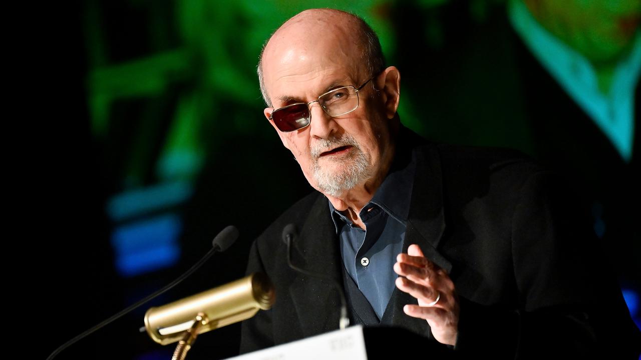 Der Schriftsteller Salman Rushdie ist in New York für sein Lebenswerk geehrt worden. Der 76-Jährige nahm den Lifetime Disturbing the Peace Award (Preis für Störung des Friedens) entgegen.