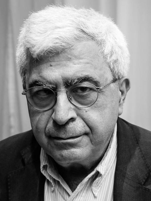 Porträt von Elias Khoury. Er schaut mit Brille in die Kamera in diesem SW-Bild.