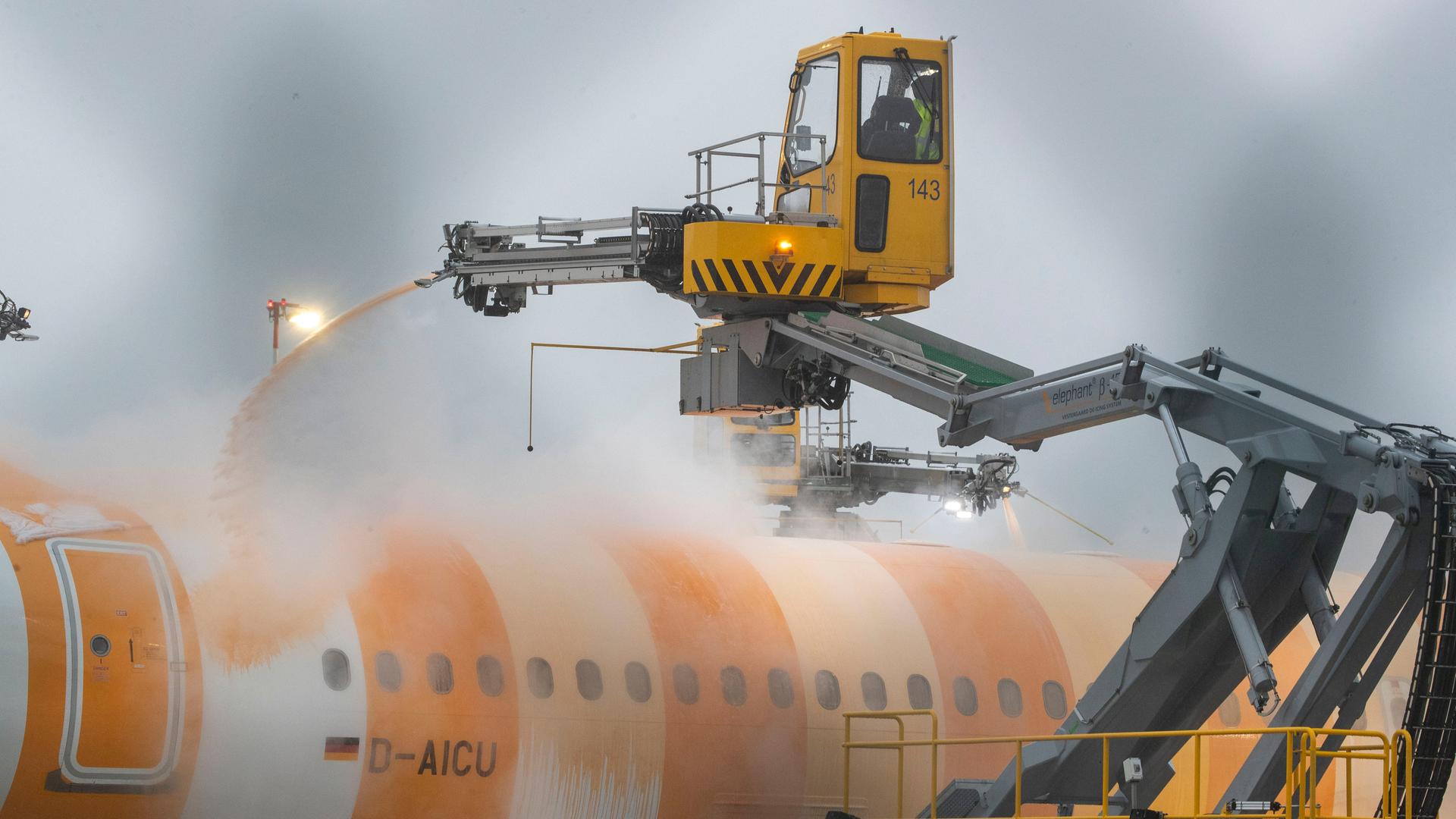 Ein Flugzeug wird auf dem Frankfurter Flughafen enteist. 