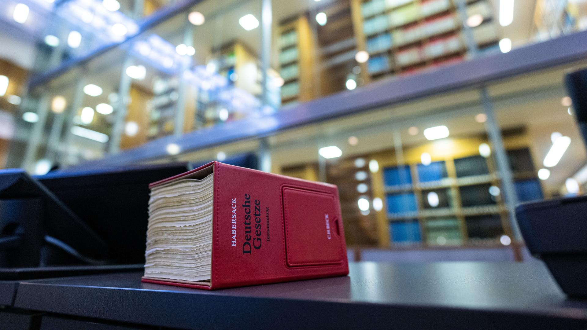Ein Gesetzbuch "Deutsche Gesetze" liegt auf einem Tisch. Ein Gesetzbuch "Deutsche Gesetze" liegt auf einem Tisch.