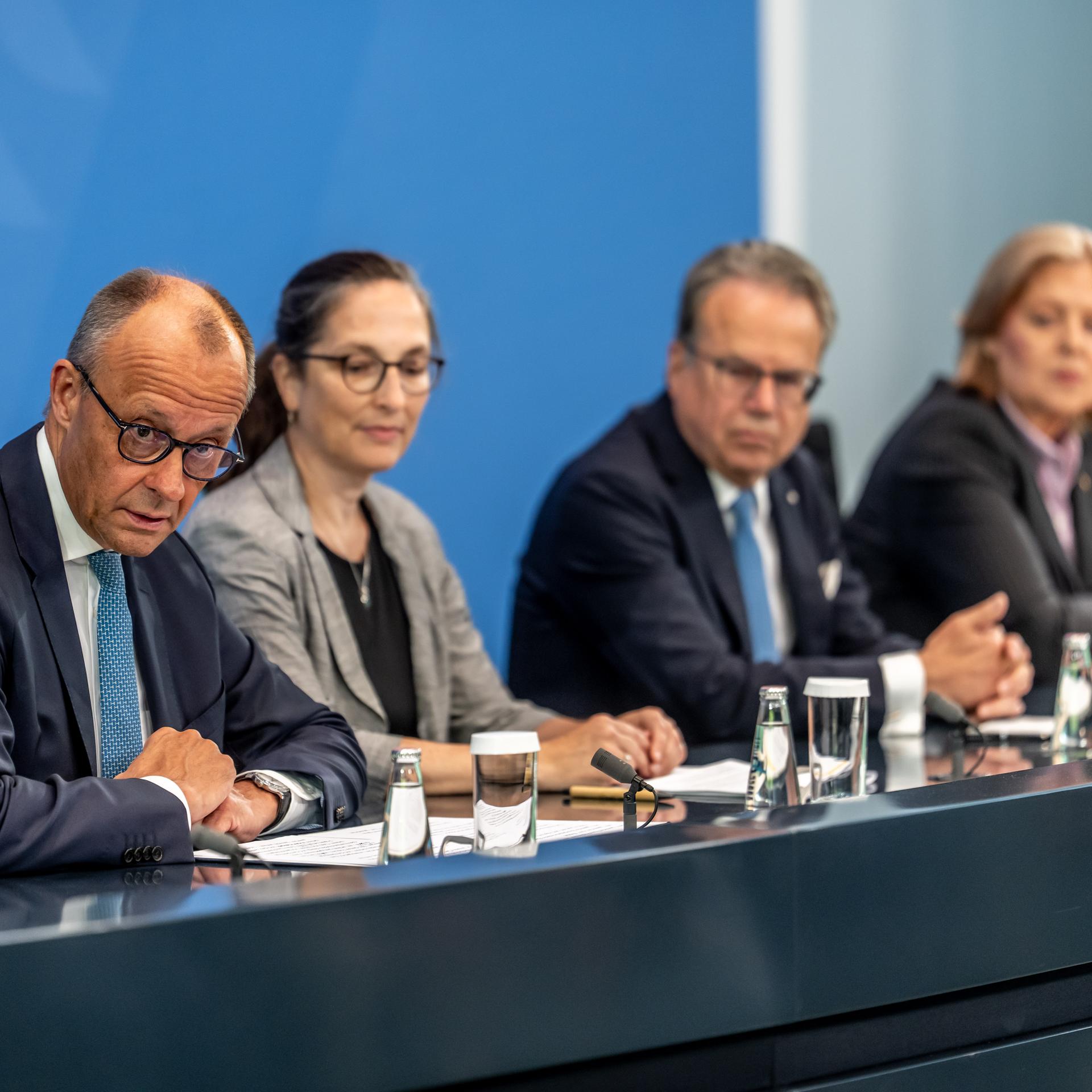 Bundeskanzler Friedrich Merz (l, CDU) und Bärbel Bas (r, SPD), Bundesministerin für Arbeit und Soziales und SPD-Parteivorsitzende nehmen an der Pressekonferenz zur Rentenreform mit den Kommissionsvorsitzenden Constanze Janda und Frank-Jürgen Weise teil.