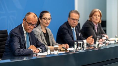Bundeskanzler Friedrich Merz (l, CDU) und Bärbel Bas (r, SPD), Bundesministerin für Arbeit und Soziales und SPD-Parteivorsitzende nehmen an der Pressekonferenz zur Rentenreform mit den Kommissionsvorsitzenden Constanze Janda und Frank-Jürgen Weise teil.