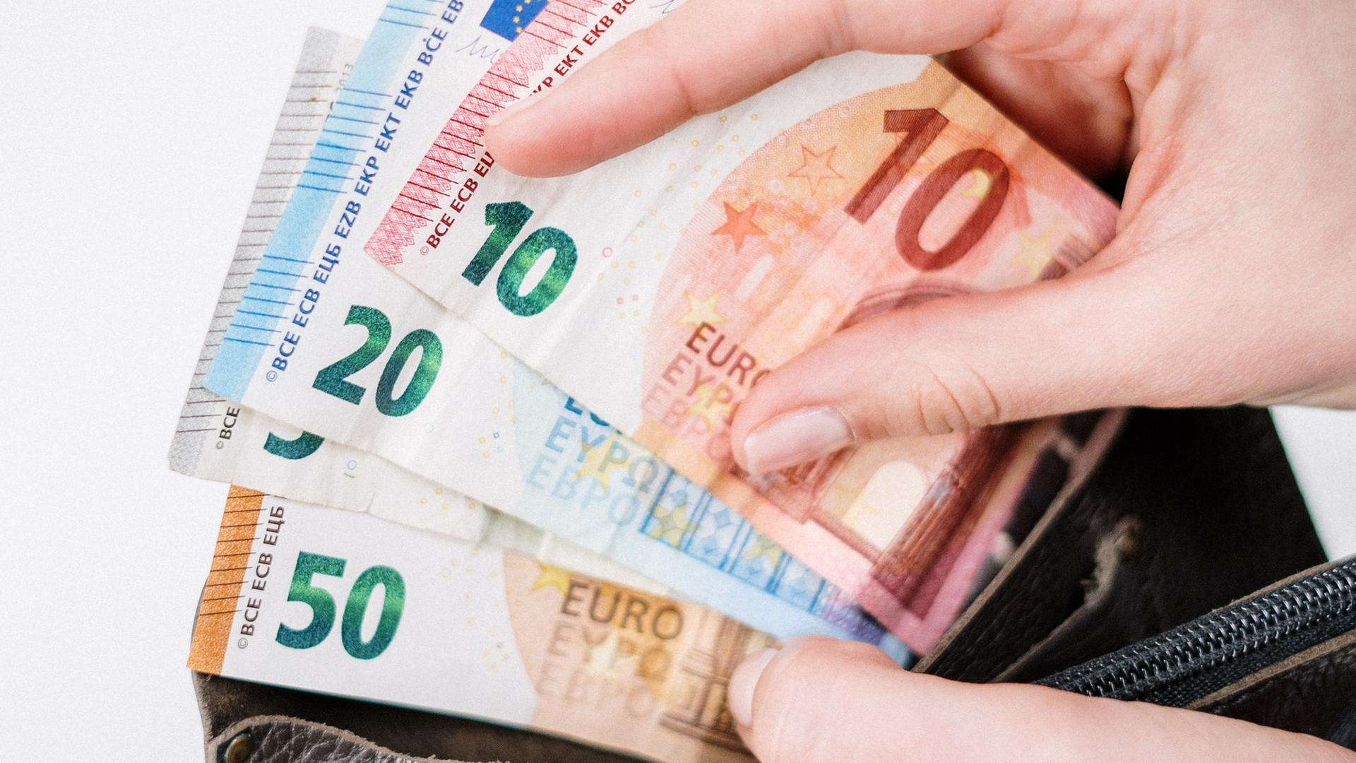 Portemonnaie mit Geldscheinen Portemonnaie mit Geldscheinen