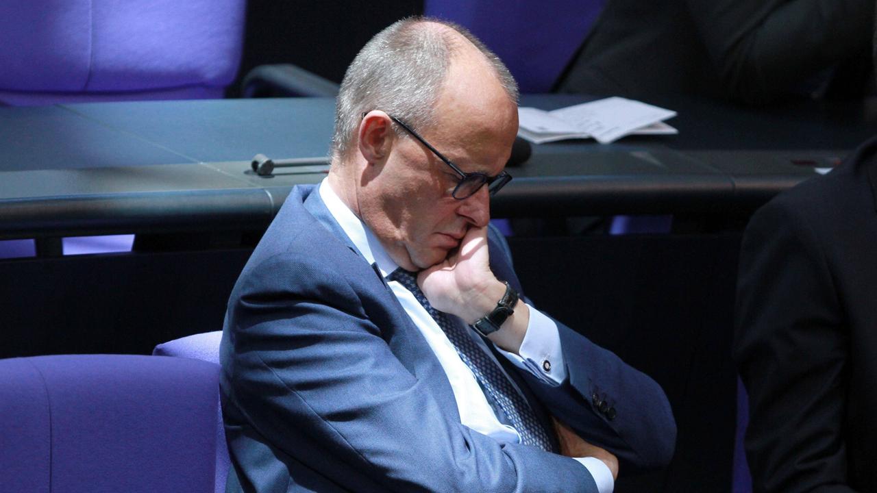 Der CDU-Politiker Friedrich Merz im Bundestag. Er hat das Gesicht auf die Hand gestützt und die Augen geschlossen.