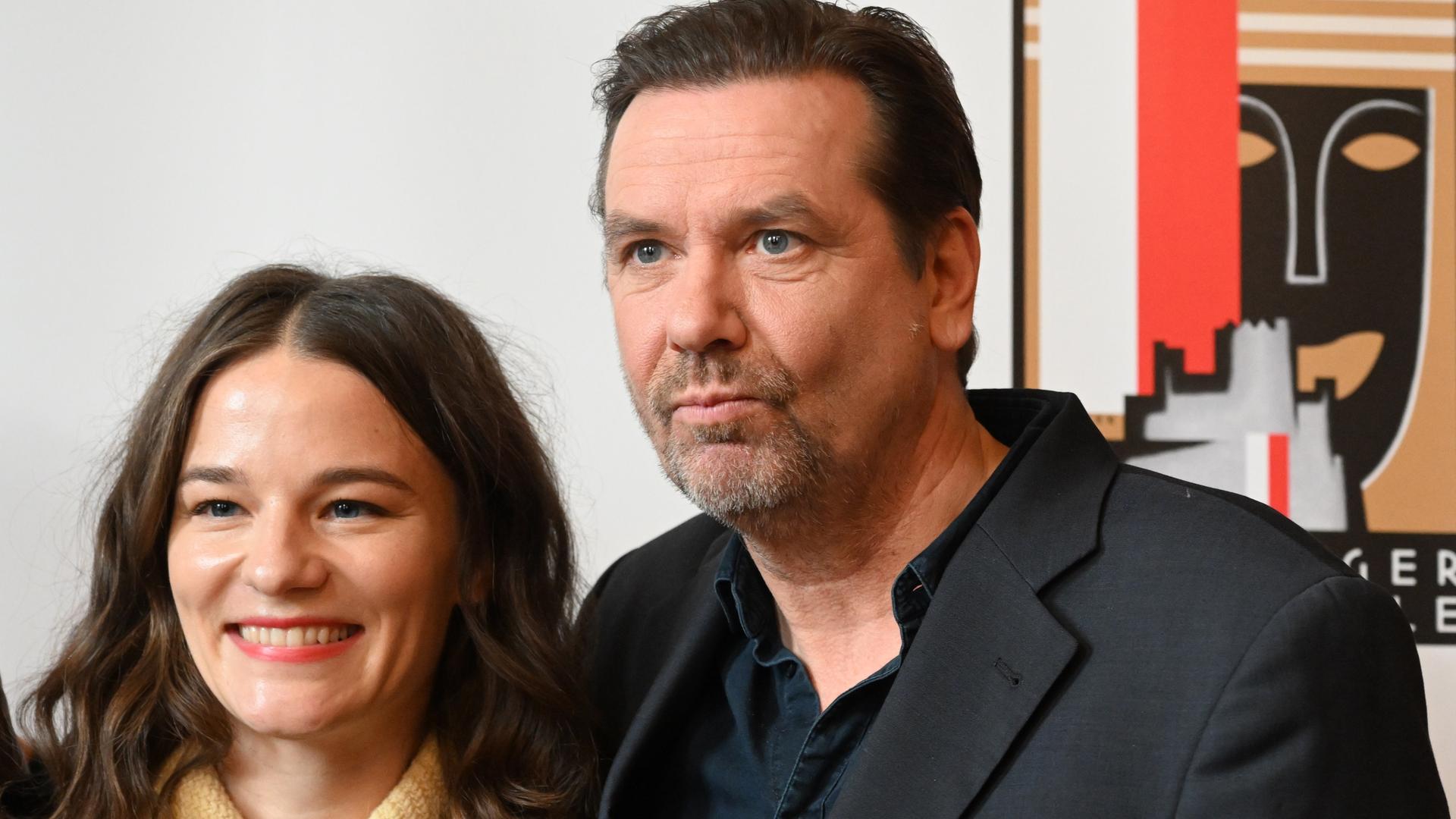 Wien: Valerie Pachner (l), Buhlschaft-Darstellerin und Michael Maertens, Jedermann-Darsteller, stehen für ein Foto bei einem Pressetermin zur Vorstellung der Darsteller der "Jedermann"-Aufführung bei den Salzburger Festspielen 2023.