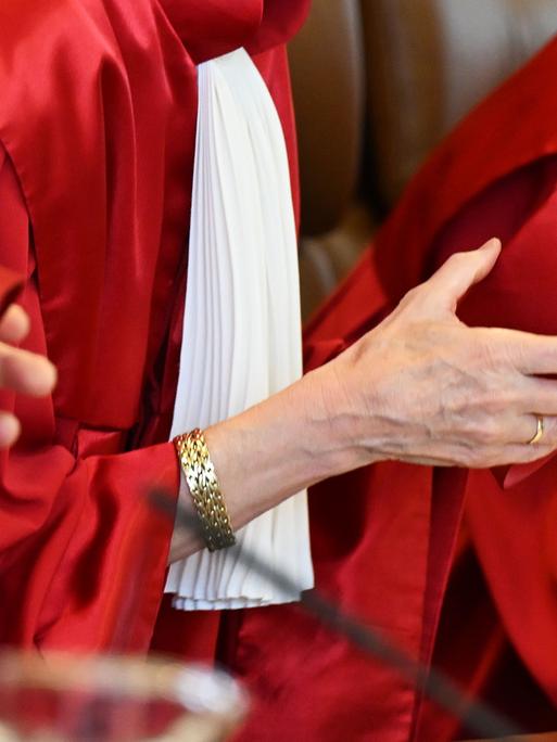 Richterinnen und Richter im zweiten Senat des Bundesverfassungsgerichts tragen rote Roben und halten ihre Hüte in den Händen. Richterinnen und Richter im zweiten Senat des Bundesverfassungsgerichts tragen rote Roben und halten ihre Hüte in den Händen.