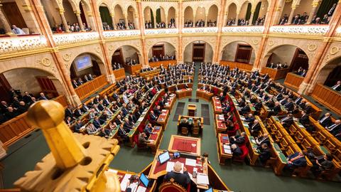Gesamtansicht des ungarischen Parlaments bei der Abstimmung über die Ratifizierung der schwedischen NATO-Mitgliedschaft