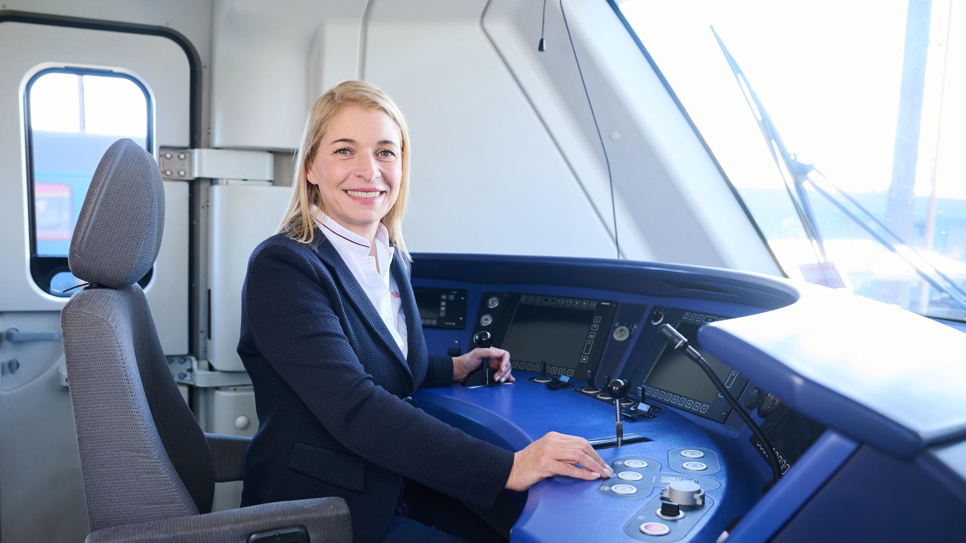 Evelyn Palla sitzt in einer Lokomotive von einem Regionalzug.