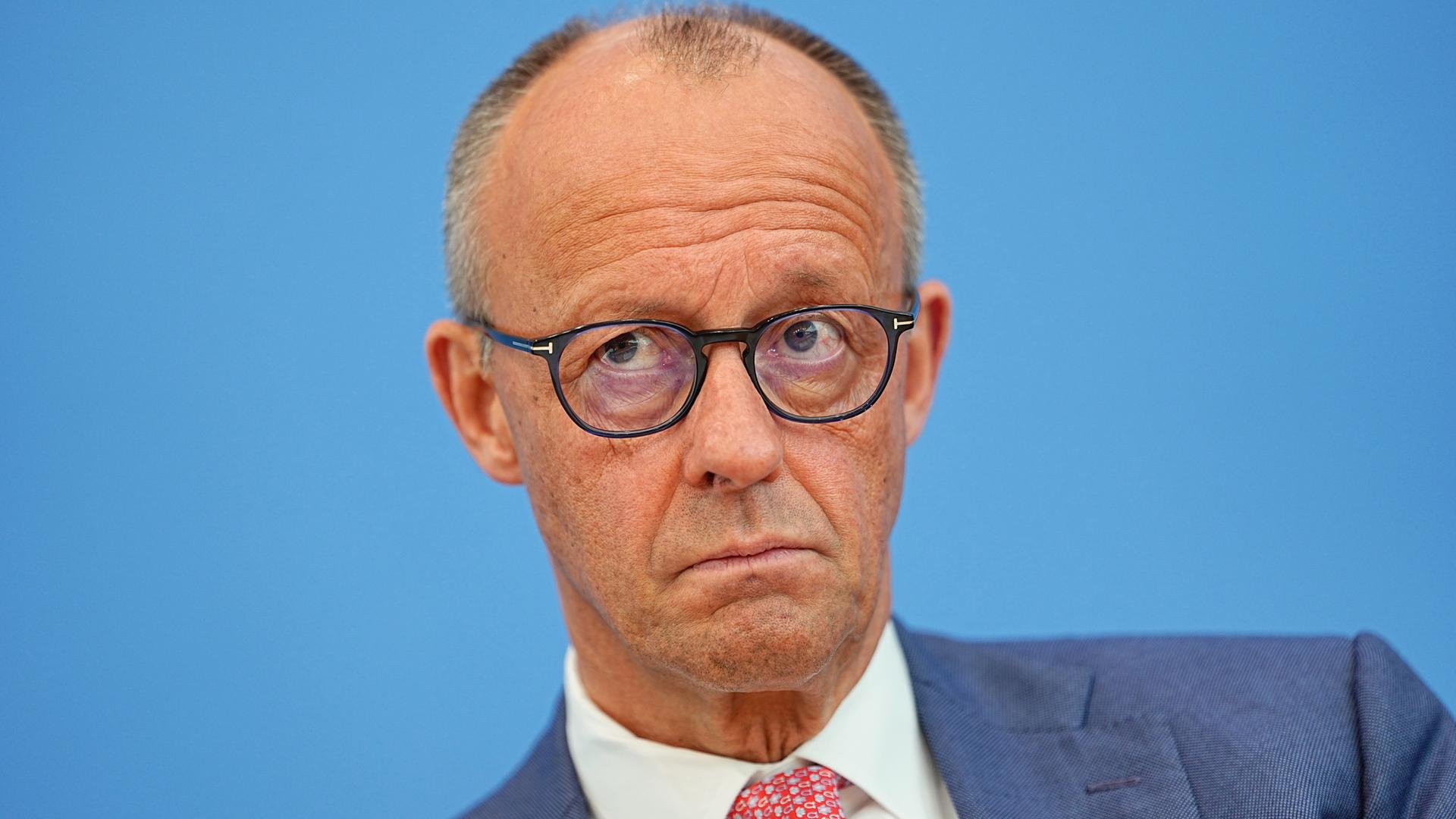 Bundeskanzler Friedrich Merz (CDU) macht während einer Pressekonferenz ein nachdenkliches Gesicht. 