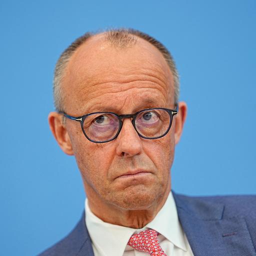 Bundeskanzler Friedrich Merz (CDU) macht während einer Pressekonferenz ein nachdenkliches Gesicht. 