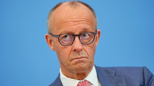 Bundeskanzler Friedrich Merz (CDU) macht während einer Pressekonferenz ein nachdenkliches Gesicht. 