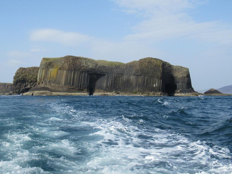 Blick vom Meer aus auf die Insel Staffa mit ihren Basaltsäulen, die man schon von der Ferne sieht.