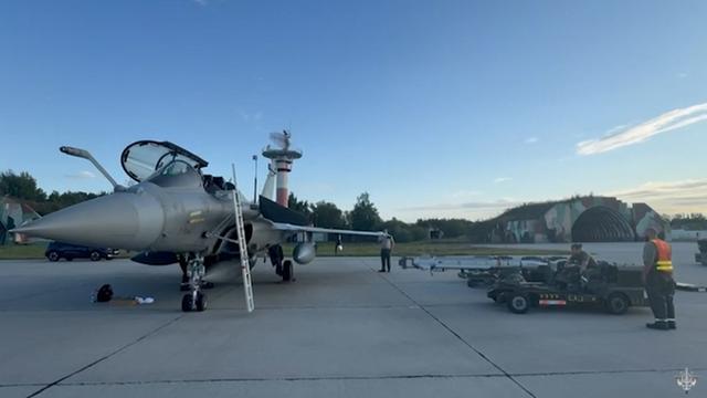 Videostandbild eins der drei Rafale-Kampfflugzeuge, die Frankreich zur Verteidigung des polnischen Luftraums nach dem Eindringen russischer Drohnen nach Polen geschickt hat. 13. September 2025