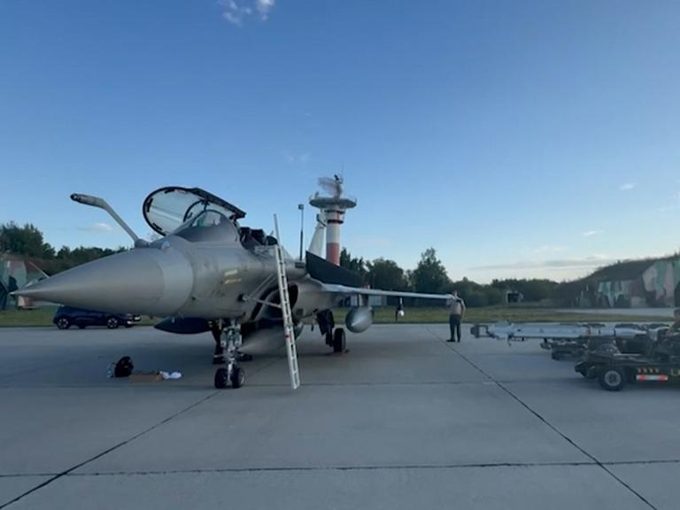 Videostandbild eins der drei Rafale-Kampfflugzeuge, die Frankreich zur Verteidigung des polnischen Luftraums nach dem Eindringen russischer Drohnen nach Polen geschickt hat. 13. September 2025