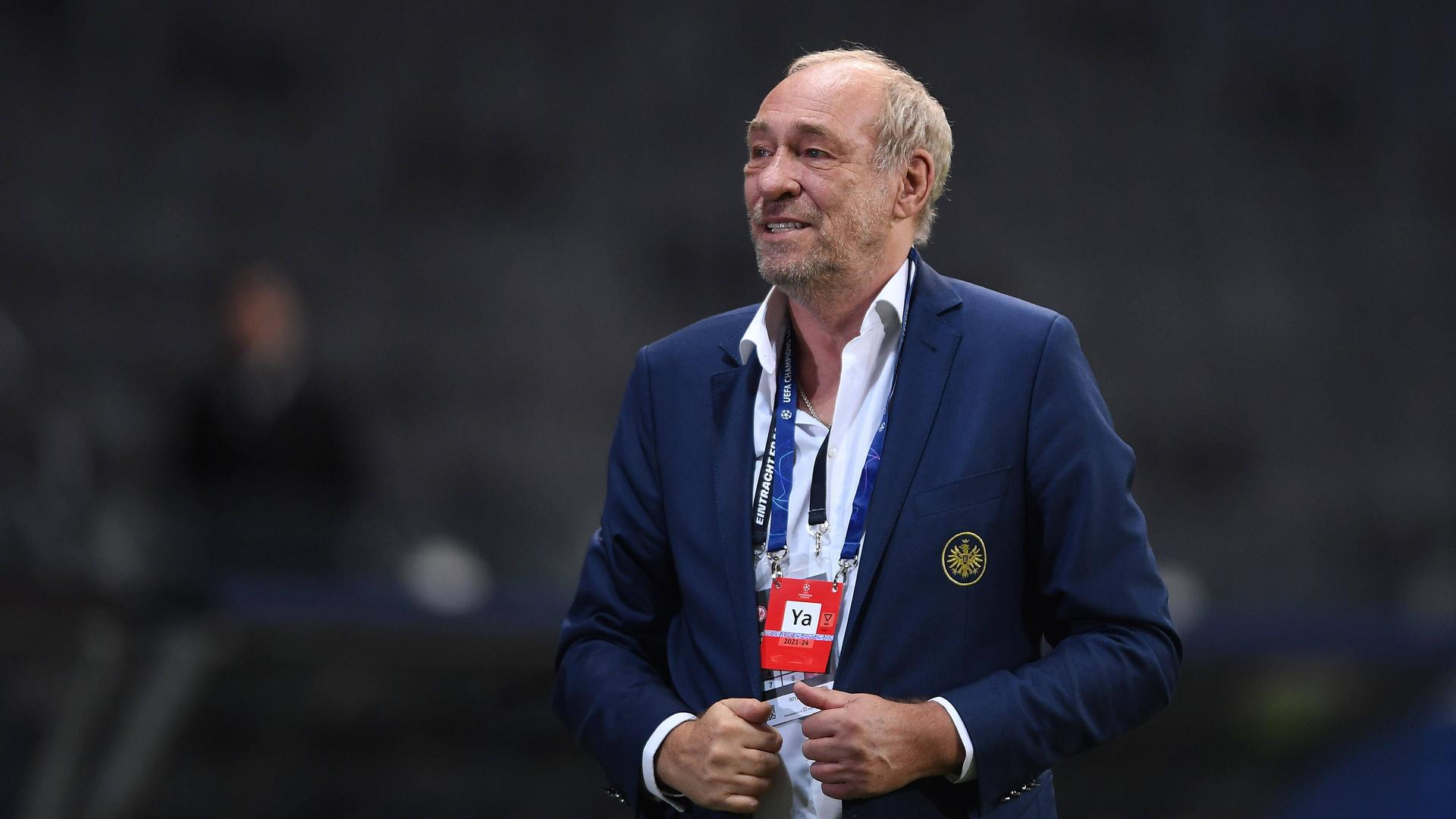 Peter Fischer, Präsident von Fußball-Bundesligist Eintracht Frankfurt, steht im Stadion und lächelt.