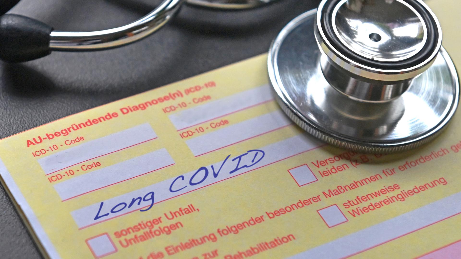 Auf einer Arbeitsunfähigkeitsbescheinigung steht die Diagnose "Long Covid"