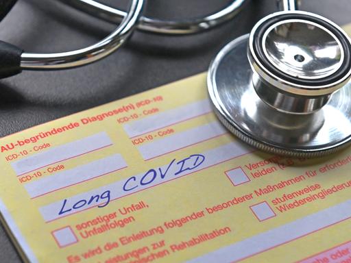 Auf einer Arbeitsunfähigkeitsbescheinigung steht die Diagnose Long Covid. Auf einer Arbeitsunfähigkeitsbescheinigung steht die Diagnose Long Covid.