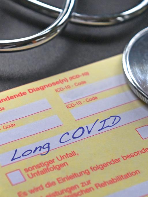 Auf einer Arbeitsunfähigkeitsbescheinigung steht die Diagnose Long Covid. Auf einer Arbeitsunfähigkeitsbescheinigung steht die Diagnose Long Covid.