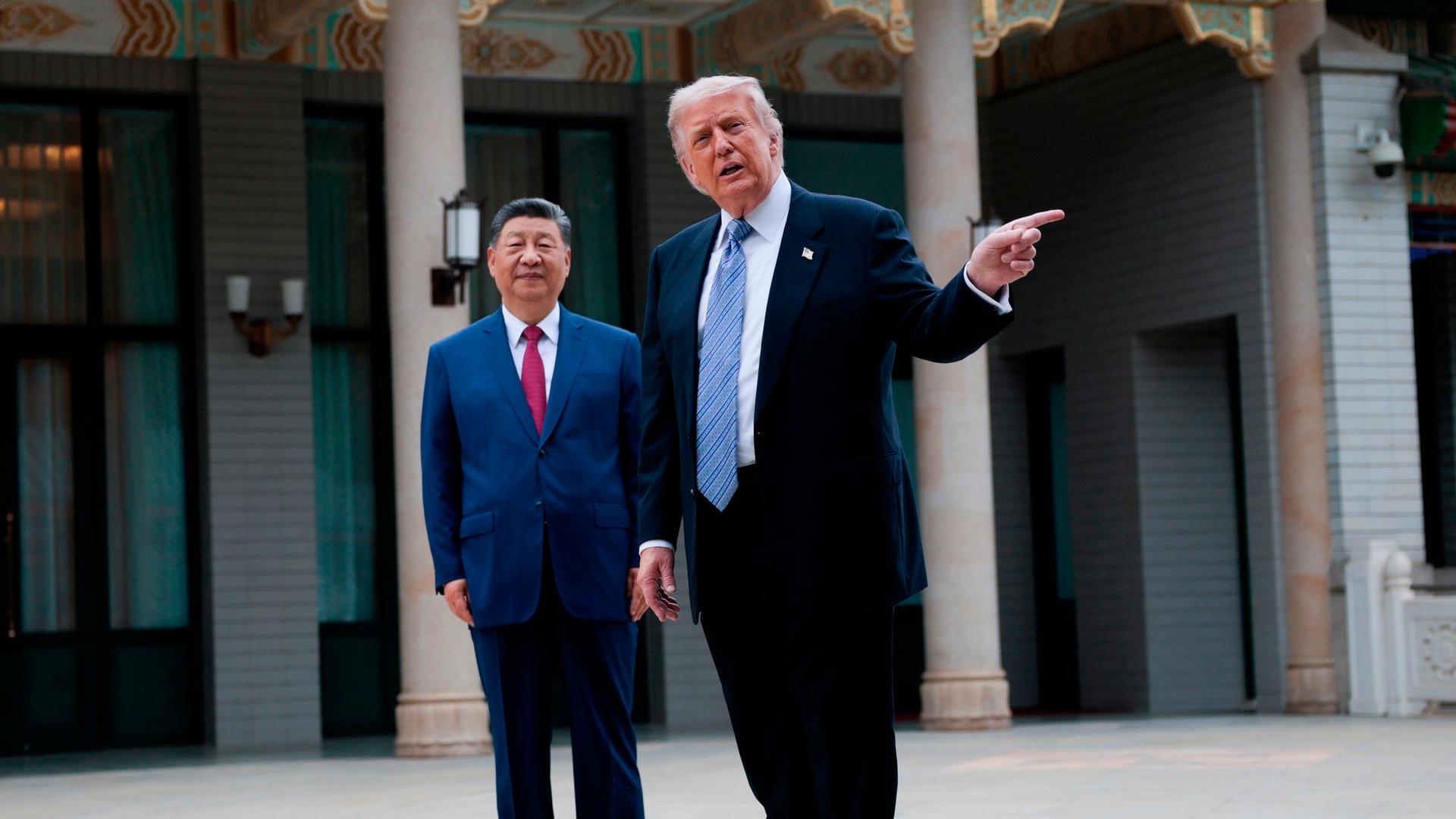 US-Präsident Donald Trump gestikuliert neben Chinas Staatspräsident Xi Jinping im Zhongnanhai-Garten in Peking