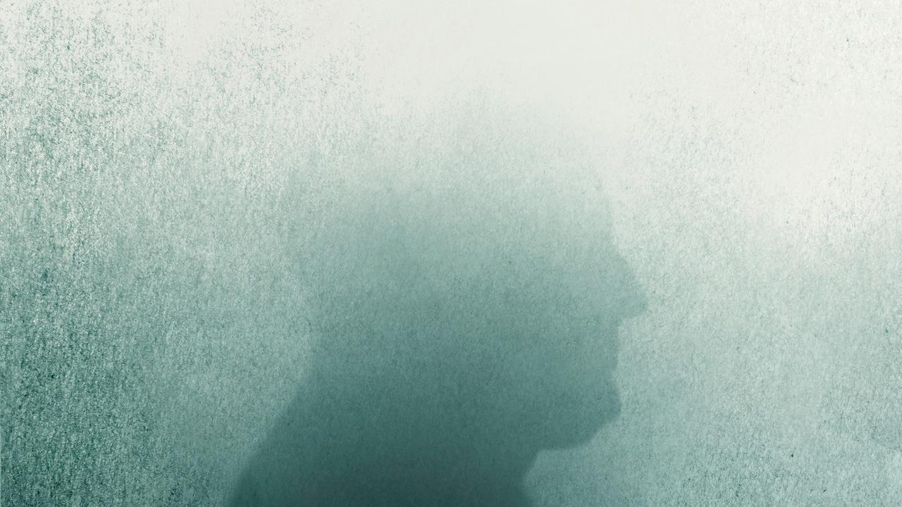 Der Umriss einer Person verschwindet langsam in einem Nebel.