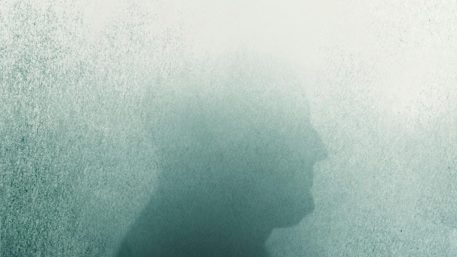 Der Umriss einer Person verschwindet langsam in einem Nebel.
