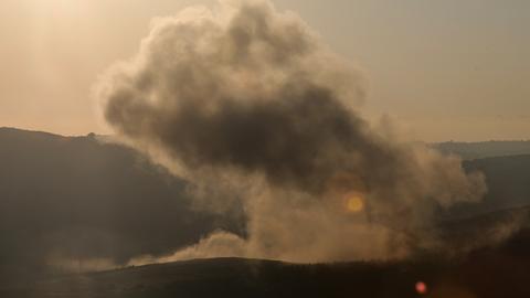 In den Bergen im Südlibanon steigt eine dichte Rauchwolke vom Boden auf. 