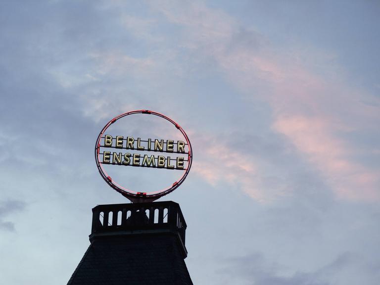 Auf dem Dach des Berliner Ensembles leuchtet das Logo in der Abenddämmerung. Auf dem Dach des Berliner Ensembles leuchtet das Logo in der Abenddämmerung.
