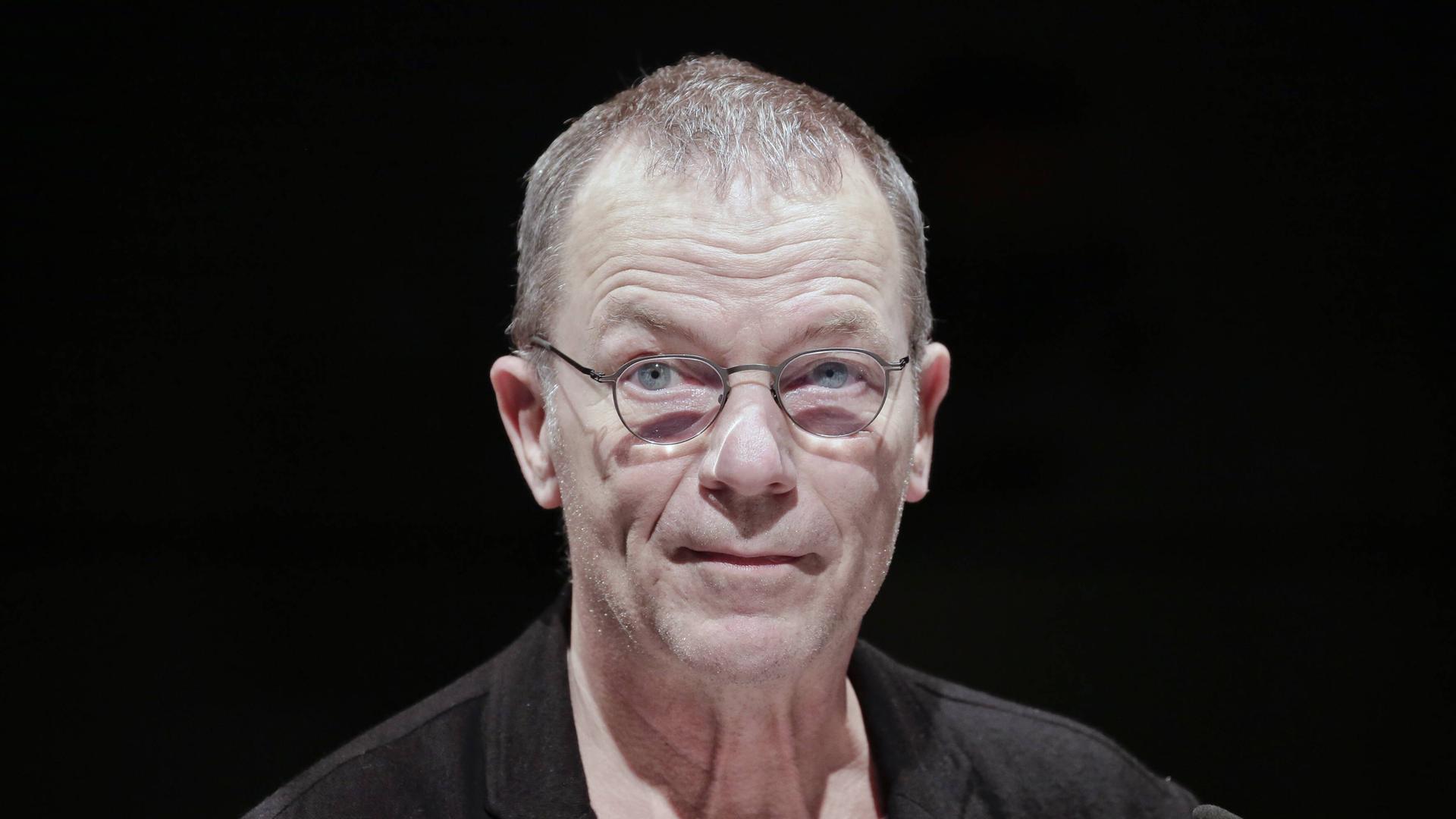 Thomas Heise bei einem Pressetermin in ein Mikrofon. Thomas Heise bei einem Pressetermin in ein Mikrofon.
