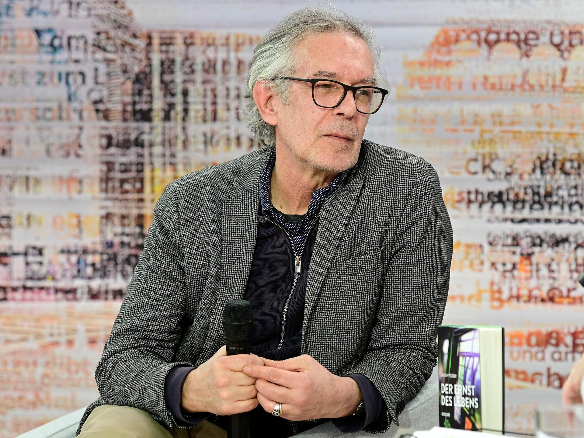 Der Schriftsteller Ulrich Peltzer bei einem Interview.