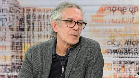 Der Schriftsteller Ulrich Peltzer bei einem Interview. Der Schriftsteller Ulrich Peltzer bei einem Interview.
