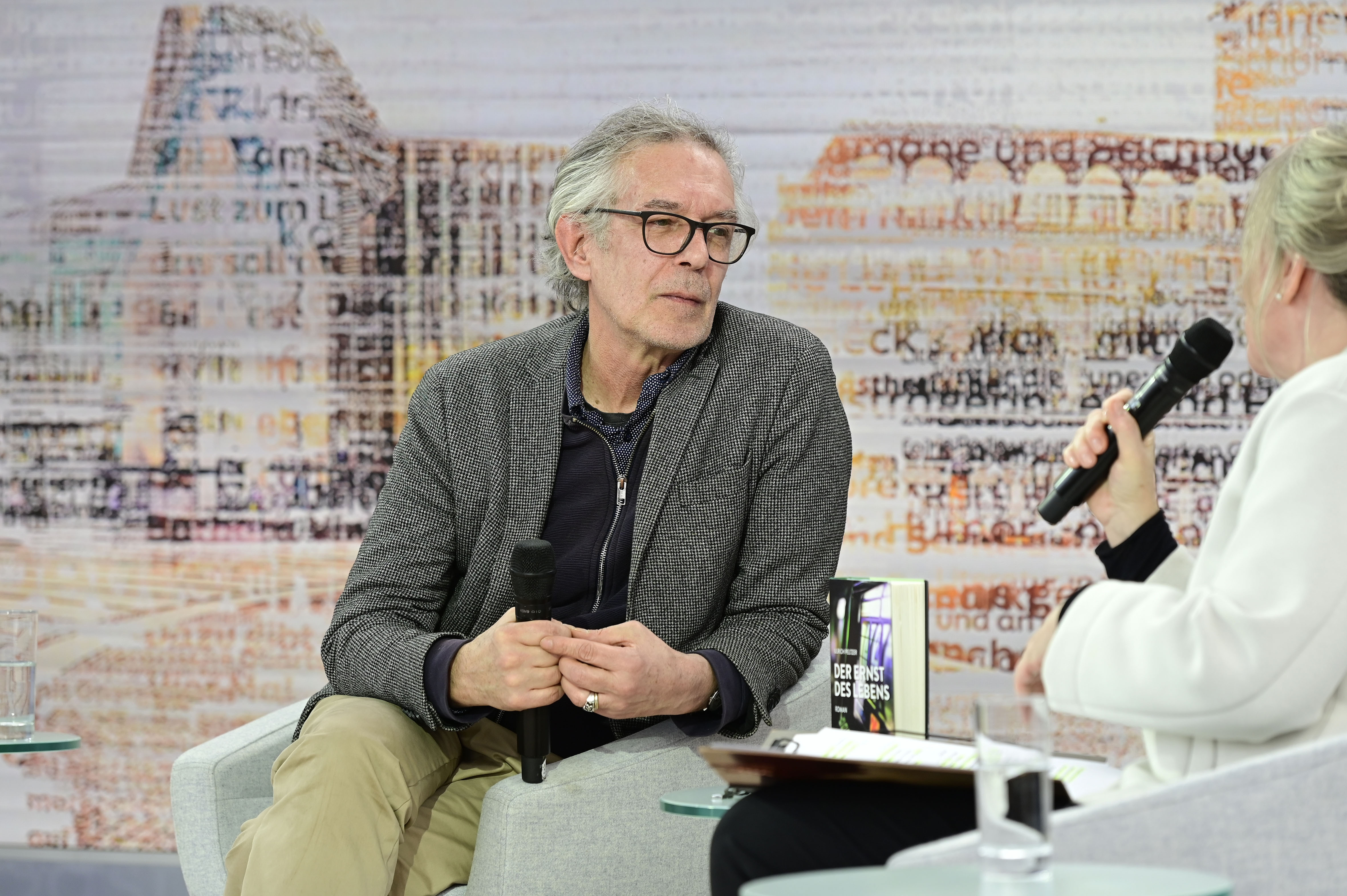 Der Schriftsteller Ulrich Peltzer bei einem Interview. Der Schriftsteller Ulrich Peltzer bei einem Interview.