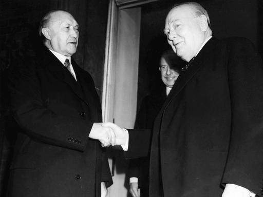 Kanzler Konrad Adenauer zu Besuch beim britischen Premierminister Winston Churchill am 15. Mai 1953.