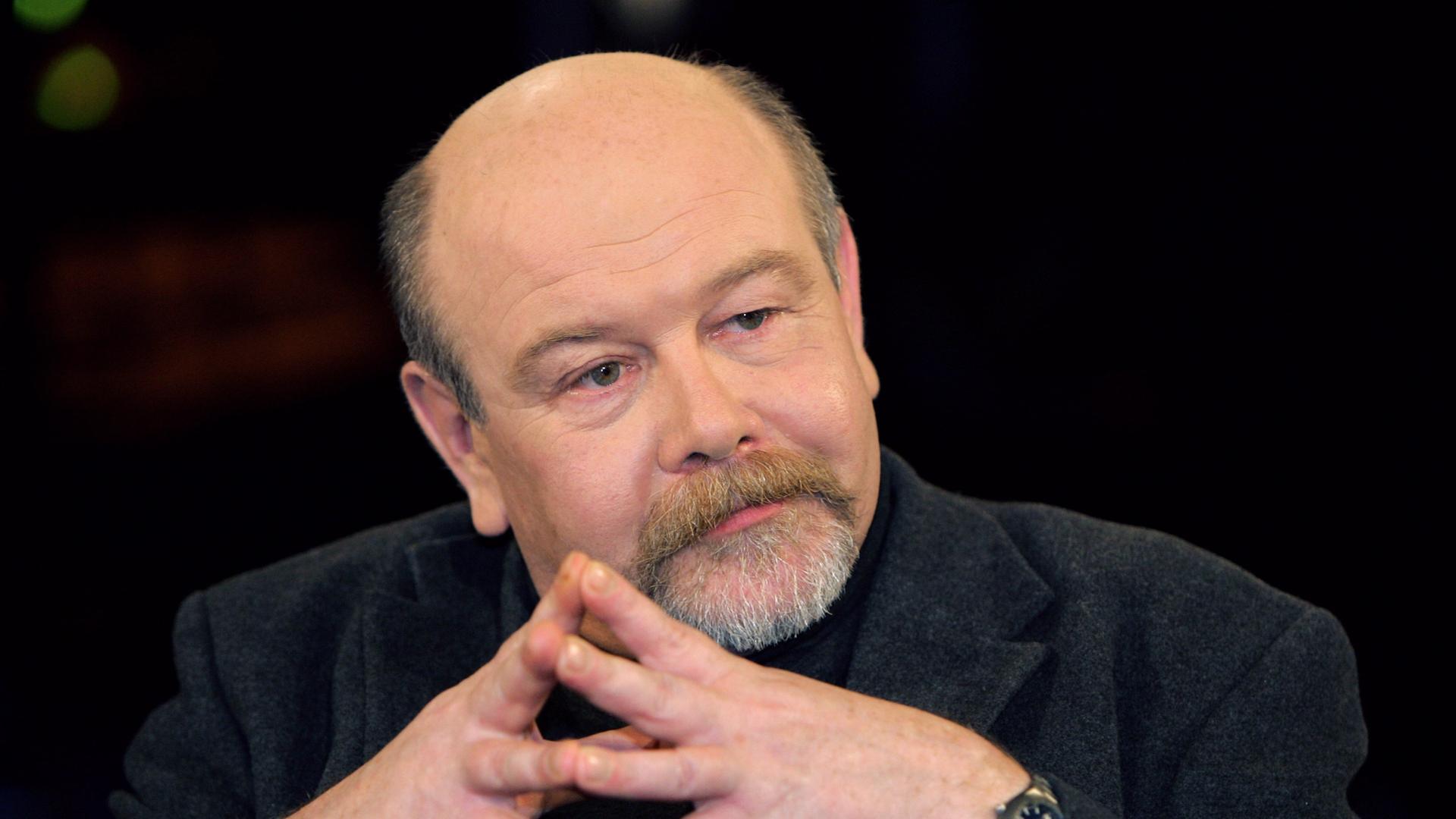 Ludwig Lugmeier, aufgenommen am 02.12.2005, verschränkt beide Hände vor dem Gesicht.